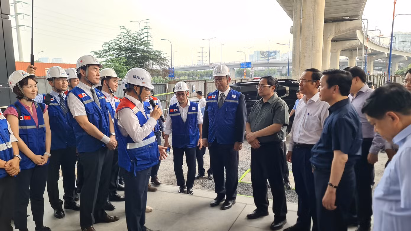 Ông Nguyễn Quốc Hiển, Phó trưởng ban phụ trách Ban quản lý Đường sắt đô thị TPHCM báo cáo Thủ tướng cùng đoàn công tác tiến độ dự án metro số 1 TPHCM. Ảnh: MAUR cung cấp Ông Nguyễn Quốc Hiển, Phó trưởng ban phụ trách Ban quản lý Đường sắt đô thị TPHCM báo cáo Thủ tướng cùng đoàn công tác tiến độ dự án metro số 1 TPHCM. Ảnh: MAUR cung cấp