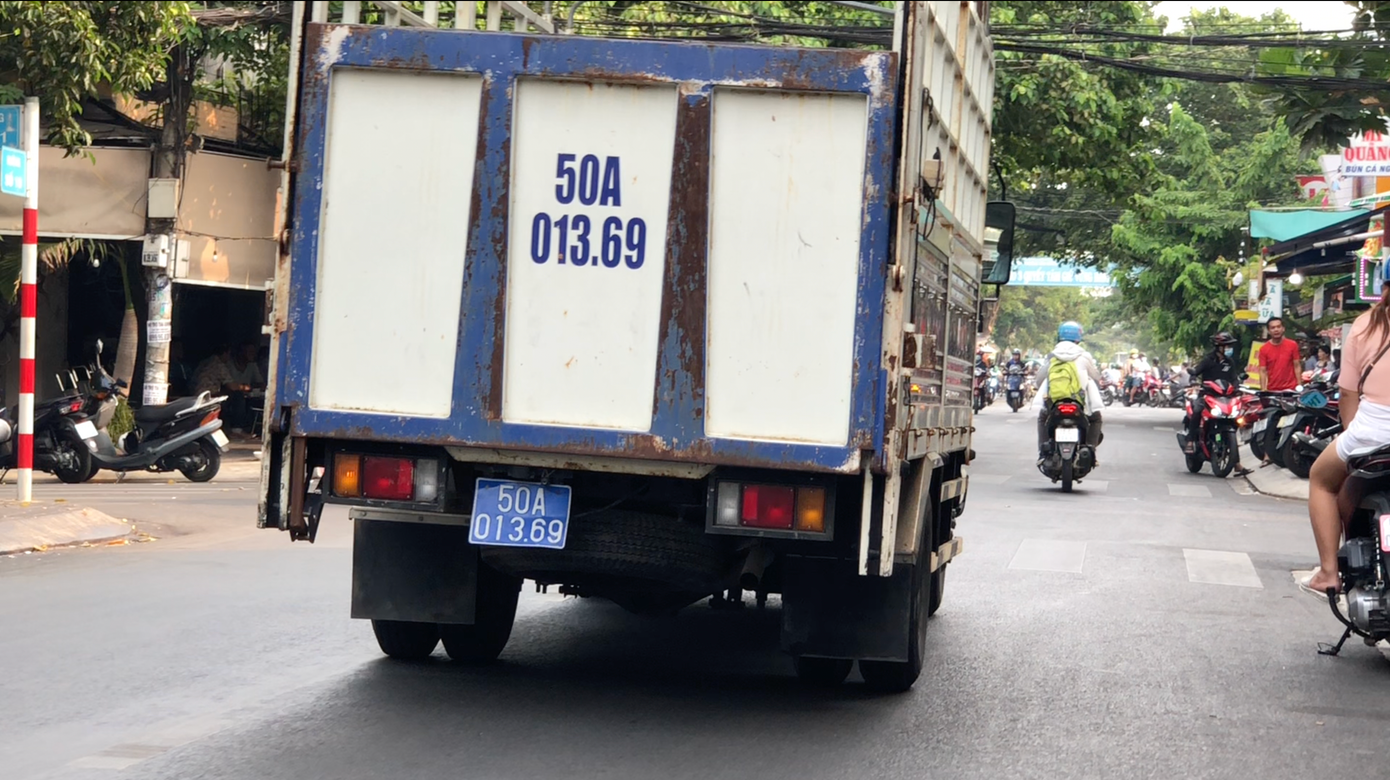 Xe công vụ biển số xanh của UBND phường Tân Quy dù hết thời hạn kiểm định nhưng vẫn lưu thông trên đường.