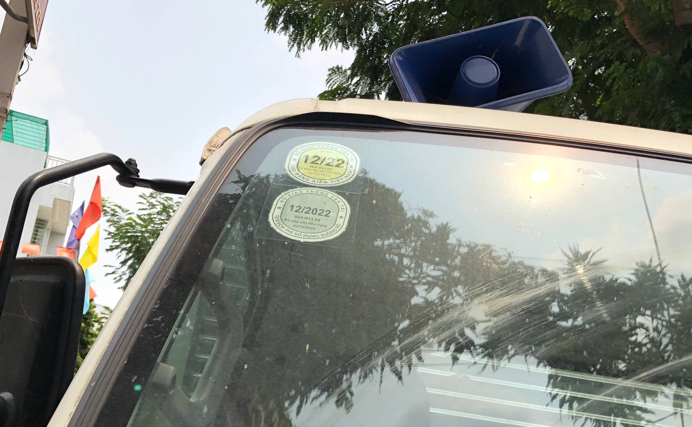 Tem kiểm định phương tiện cùng tem nộp phí sử dụng đường bộ của phương tiện này đã hết hạn từ ngày 1/12/2022.
