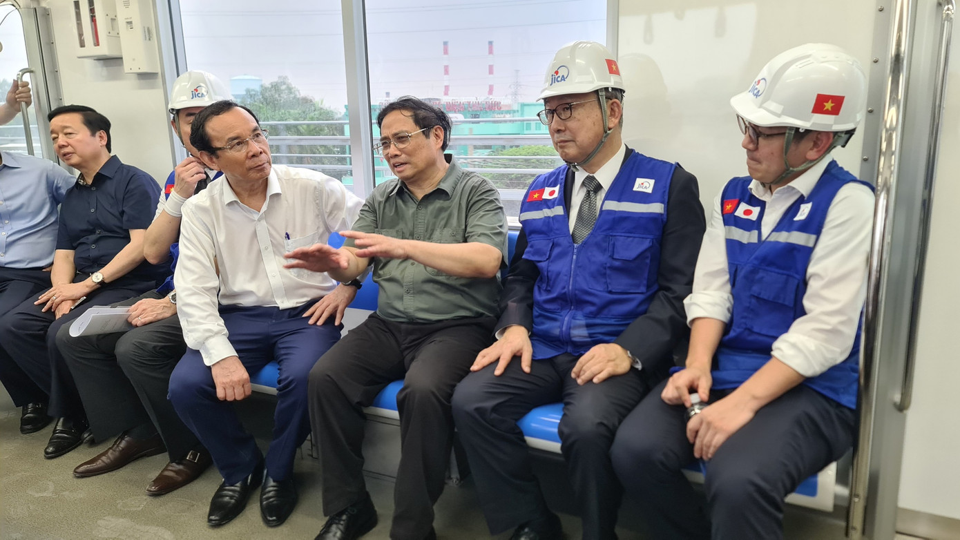 Thủ tướng Phạm Minh Chính trao đổi với Bí thư Thành uỷ TPHCM Nguyễn Văn Nên cùng nhà thầu dự án trong buổi chạy thử nghiệm đoàn tàu metro số 1. Ảnh: MAUR cung cấp