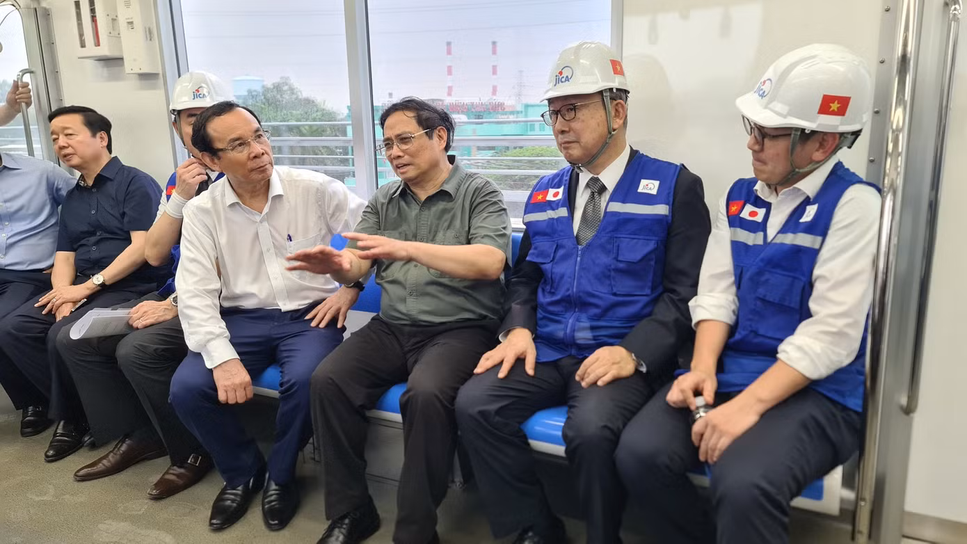 Thủ tướng Phạm Minh Chính trao đổi với Bí thư Thành uỷ TPHCM Nguyễn Văn Nên cùng nhà thầu dự án trong buổi chạy thử nghiệm đoàn tàu metro số 1. Ảnh: MAUR cung cấp Thủ tướng Phạm Minh Chính trao đổi với Bí thư Thành uỷ TPHCM Nguyễn Văn Nên cùng nhà thầu dự án trong buổi chạy thử nghiệm đoàn tàu metro số 1. Ảnh: MAUR cung cấp