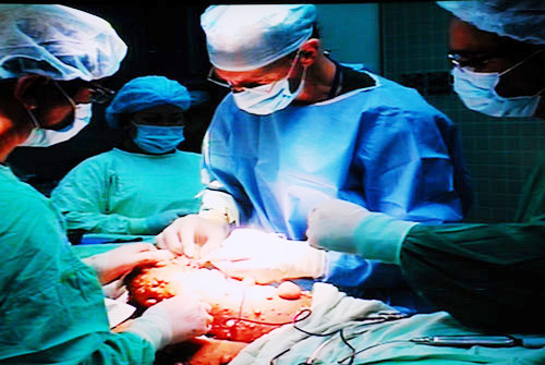 Bác sĩ McKay McKinnon (giữa) cùng các phụ tá mổ cho bệnh nhân Sa Ly trưa 7-1 tại Bệnh viện Chợ Rẫy, TP.HCM. Ảnh: HOÀNG THẠCH VÂN