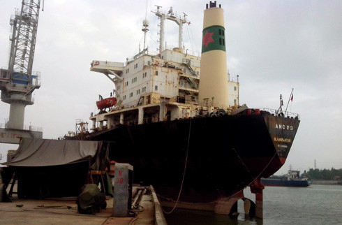 Con tàu hơn 6 vạn tấn được bán với giá rẻ hơn sắt vụn. Ảnh: H.A