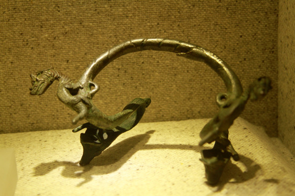 Đầu võng trang trí rồng thú Makara và rắn Naga bằng đồng (văn hóa Chăm pa, thế kỉ 17-18)