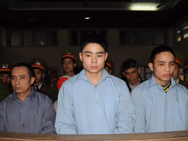 Lê Văn Luyện cùng các bị cáo đứng nghe tuyên án