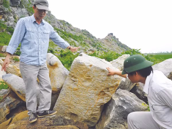 Một phiến đá được đánh dấu thuộc công trường chế tác đá cổ Ảnh: Hoàng Lam