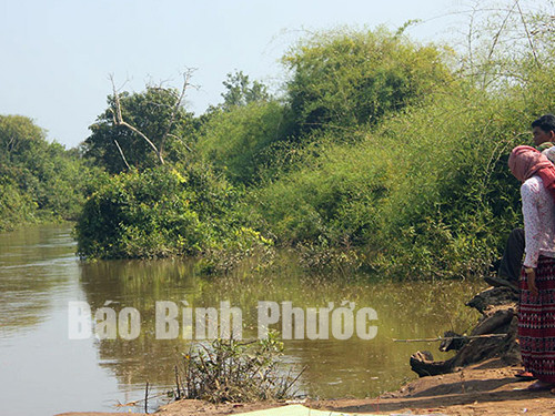 Chiếc xuồng bị nạn vẫn còn, nhưng 7 phụ nữ đã ra đi. Ảnh: Bình Phước Online