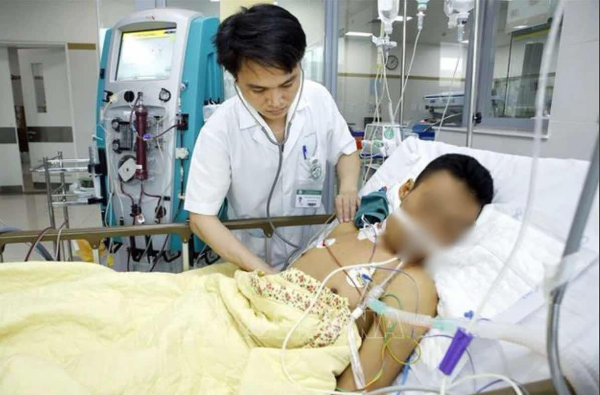 Tiến sĩ, bác sĩ Phạm Thế Thạch khám cho bệnh nhân nặng Tiến sĩ, bác sĩ Phạm Thế Thạch khám cho bệnh nhân nặng