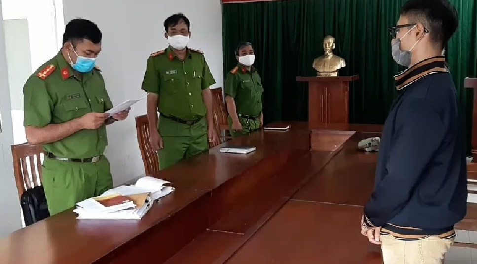 Bị nhắc nhở, chủ quán cà phê vác mã tấu đuổi chém tổ công tác phòng chống COVID-19 ảnh 1