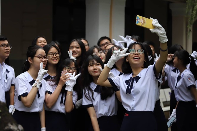 Học sinh TPHCM đi học lại ngồi cách nhau 2m, nếu không phải có vách ngăn ảnh 1