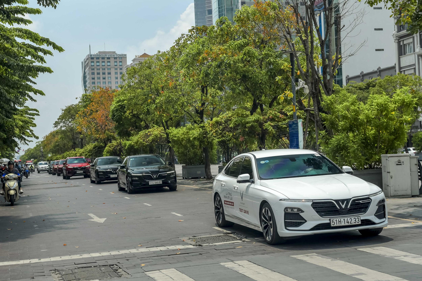 Người dân Sài Gòn hào hứng tột độ với màn trình diễn của những chiếc xe LUX ảnh 5