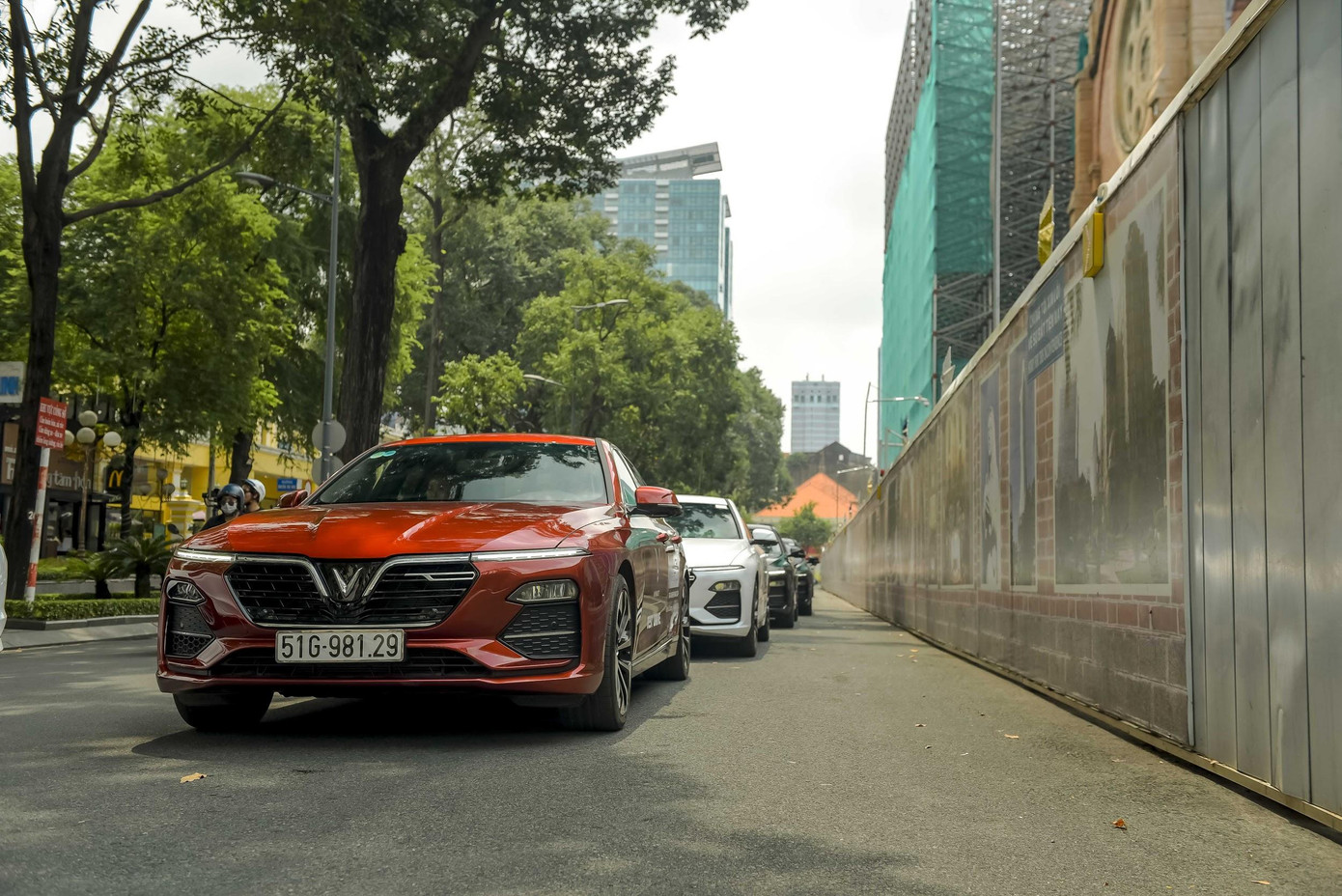 Người dân Sài Gòn hào hứng tột độ với màn trình diễn của những chiếc xe LUX ảnh 6