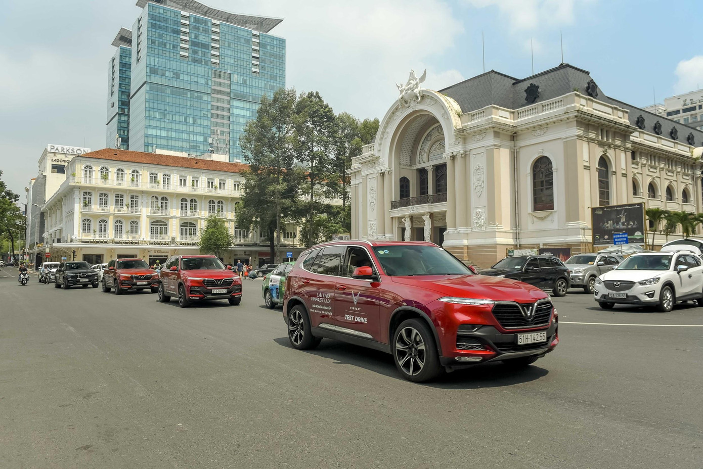 Người dân Sài Gòn hào hứng tột độ với màn trình diễn của những chiếc xe LUX ảnh 3