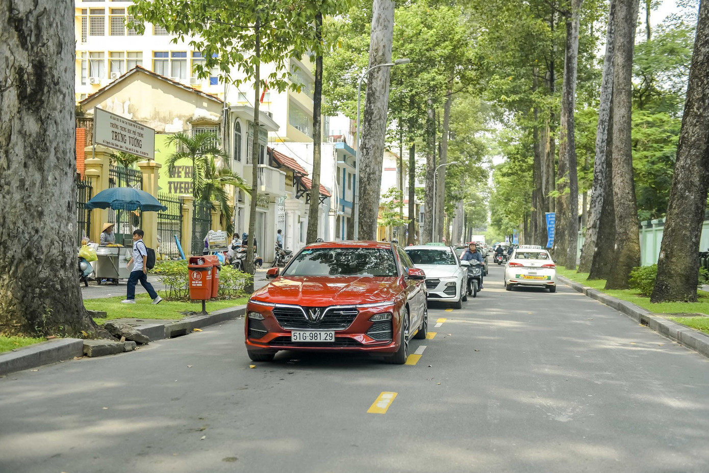 Người dân Sài Gòn hào hứng tột độ với màn trình diễn của những chiếc xe LUX ảnh 9