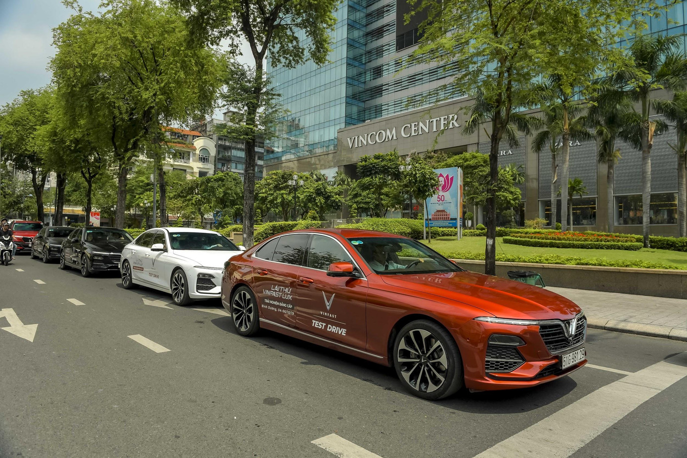 Người dân Sài Gòn hào hứng tột độ với màn trình diễn của những chiếc xe LUX ảnh 4