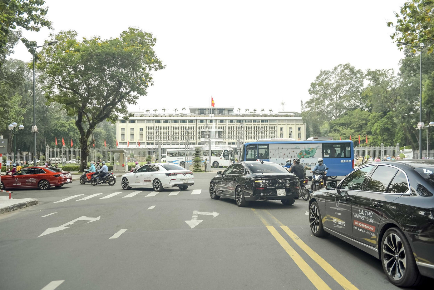 Người dân Sài Gòn hào hứng tột độ với màn trình diễn của những chiếc xe LUX ảnh 7