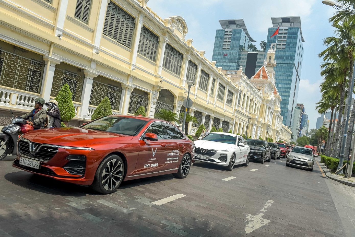 Người dân Sài Gòn hào hứng tột độ với màn trình diễn của những chiếc xe LUX ảnh 8