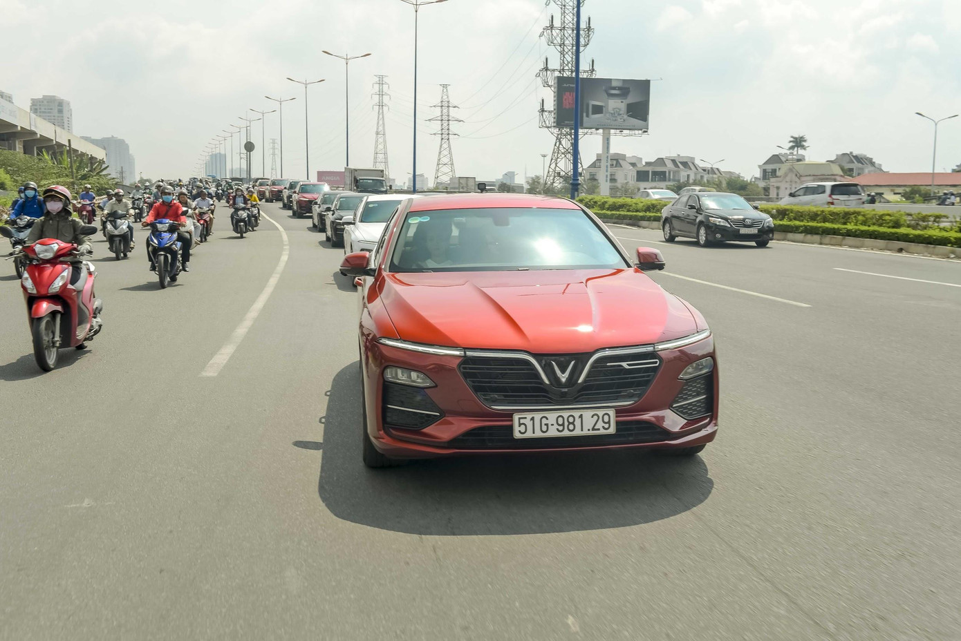 Người dân Sài Gòn hào hứng tột độ với màn trình diễn của những chiếc xe LUX ảnh 2