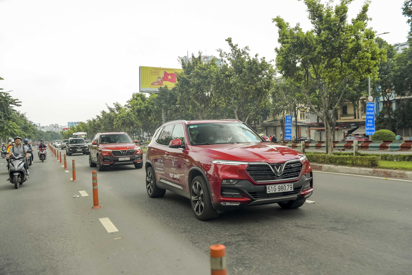 Người dân Sài Gòn hào hứng tột độ với màn trình diễn của những chiếc xe LUX ảnh 1