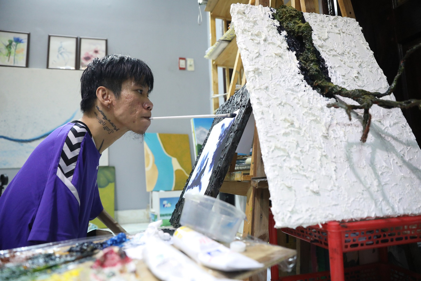 Họa sĩ vẽ tranh bằng miệng luôn sống với tinh thần 'Không gì là không thể' ảnh 1