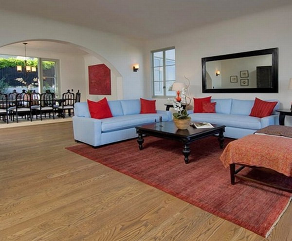 Và một phòng khách khác trông rực rỡ hơn với màu đỏ của gối và thảm trải sàn