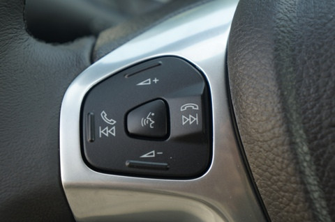 Hệ thống điều khiển tích hợp trên vô lăng, tăng giảm âm lượng, thực hiện cuộc gọi và điều khiển bằng giọng nói