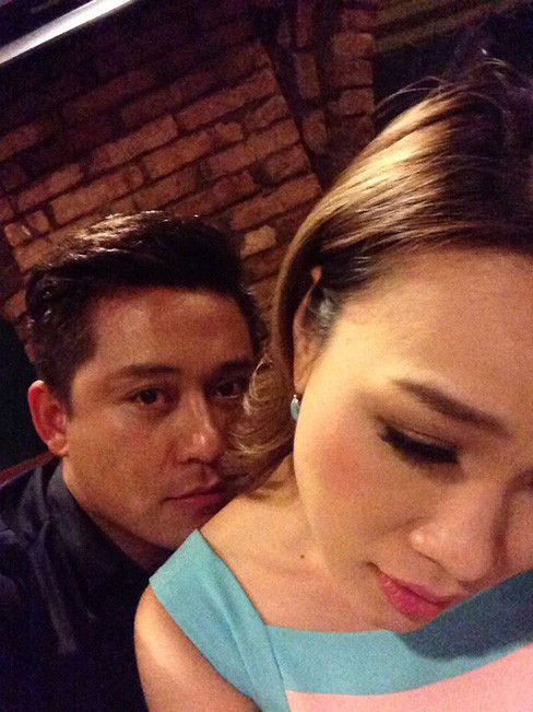 Tuấn Hưng và Mỹ Tâm chụp ảnh rất thân mật và tình cảm