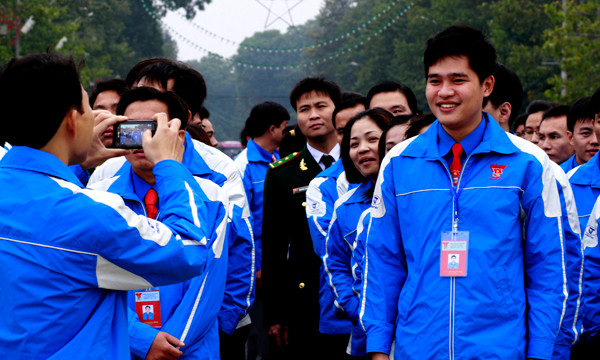 Các đại biểu giúp nhau ghi lại hình ảnh tham gia hoạt động của Đại hội để làm kỷ niệm