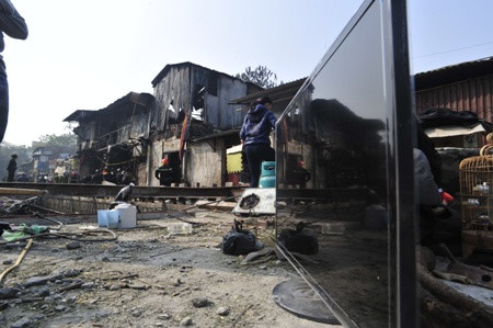 Bình gas, nhiều tài sản có giá trị may mắn được công nhân công trường bên cạnh kịp thời phá cửa mang ra. Bình gas, nhiều tài sản có giá trị may mắn được công nhân công trường bên cạnh kịp thời phá cửa mang ra