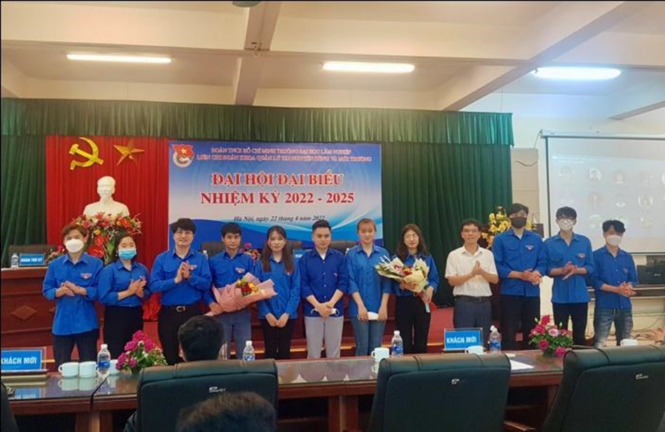 Ban chấp hành Liên chi Đoàn Khoa Quản lý tài nguyên và môi trường.