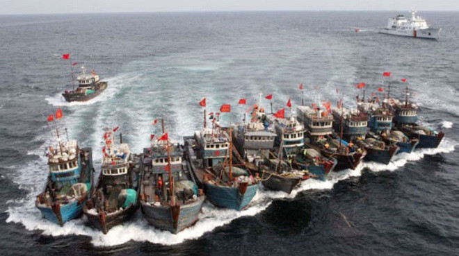 Một đội tàu cá của Trung Quốc đương đầu với nhà chức trách bảo vệ bờ biển Nhật Bản - Ảnh: chariweb.com. Một đội tàu cá của Trung Quốc đương đầu với nhà chức trách bảo vệ bờ biển Nhật Bản - Ảnh: chariweb.com