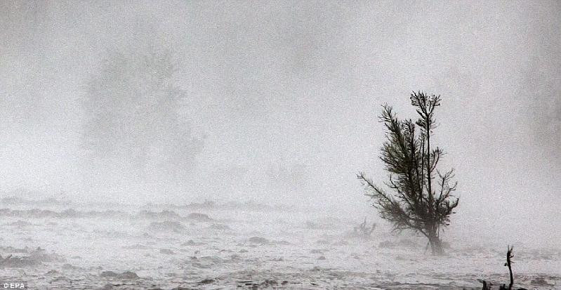 Hơi nước bốc nghi ngút do nhiệt độ biến đổi đột ngột từ 6 độ lên 45 độ. Hơi nước bốc nghi ngút do nhiệt độ biến đổi đột ngột từ 6 độ lên 45 độ