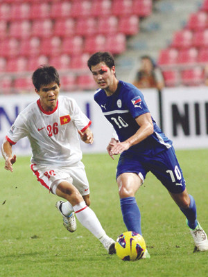 Philippines (phải) đã vượt qua ĐTVN trong trận quyết đấu. Ảnh: VSI