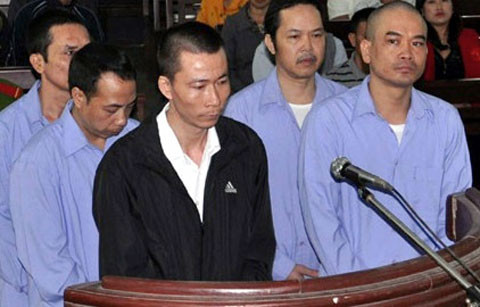 Các bị cáo tại phiên toà ( Ảnh báo Quảng Ninh). Các bị cáo tại phiên toà ( Ảnh báo Quảng Ninh)