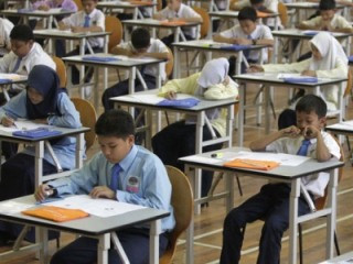 Các trường học ở Malaysia bị tố ép học sinh mua và uống 