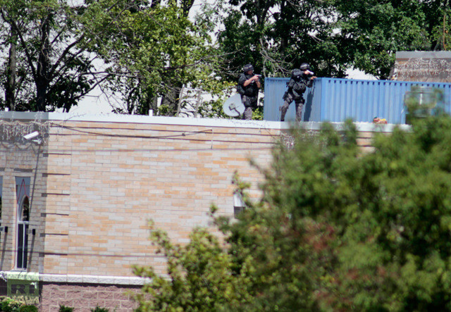 Lực lượng cảnh sát áp sát vào ngôi đền 