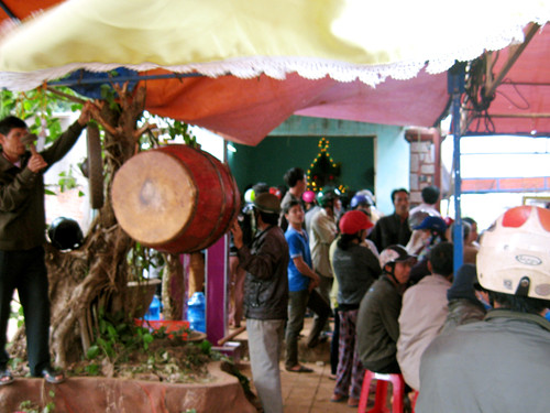 Người thân và gia đình bàng hoàng đau xót trước cái chết thảm của hai mẹ con chị Thủy. Mọi người chung tay lo chuẩn bị đám tang cho hai mẹ con