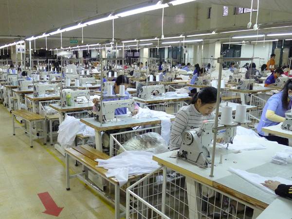 Doanh nghiệp đang cố bơi vượt qua thời kỳ cam go Ảnh: Xuân Phú. Doanh nghiệp đang cố bơi vượt qua thời kỳ cam go Ảnh: Xuân Phú