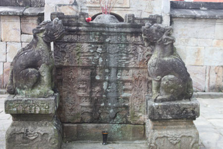 Trước phần mộ là một hương án để tế lễ, cạnh hương án có hai con nghê ngồi chầu và ngẩng cao đầu