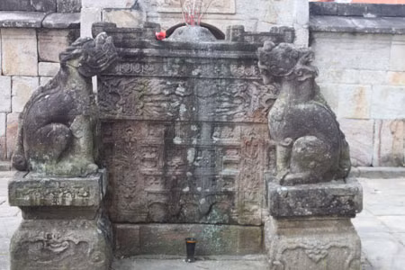 Trước phần mộ là một hương án để tế lễ, cạnh hương án có hai con nghê ngồi chầu và ngẩng cao đầu