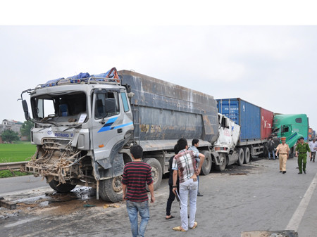 Hiện trường vụ tai nạn liên hoàn ở Bắc Ninh rạng sáng 18/4