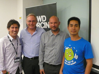 Nguyễn Thành Nam (ngoài cùng bên phải) với các chuyên gia nước ngoài. Nguyễn Thành Nam (ngoài cùng bên phải) với các chuyên gia nước ngoài