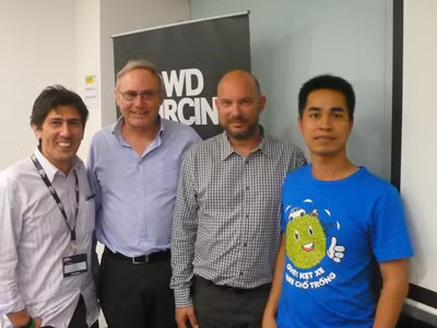 Nguyễn Thành Nam (ngoài cùng bên phải) với các chuyên gia nước ngoài. Nguyễn Thành Nam (ngoài cùng bên phải) với các chuyên gia nước ngoài