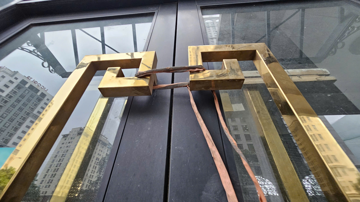 Tại đây nhiều mặt bằng treo biển cho thuê, chuyển nhượng và luôn trong tình trạng "cửa đóng then cài" tạo nên khung cảnh đìu hiu.