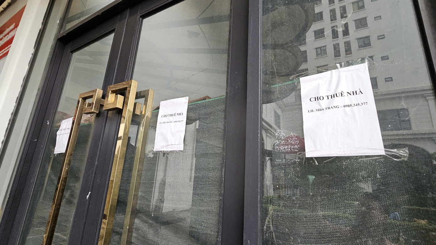 “Hiện các group bán hàng online đua nhau “mọc” lên, ship đồ đến tận cửa nhà cho khách khiến mặt bằng khối đế chung cư khó cạnh tranh. Trong bối cảnh kinh tế khó khăn, kinh doanh ế ẩm, doanh thu kém, không gánh nổi chi phí mặt bằng. Căn shophouse gia đình tôi treo biển cho thuê cả năm nay nhưng vẫn không tìm được khách", anh B. nói.