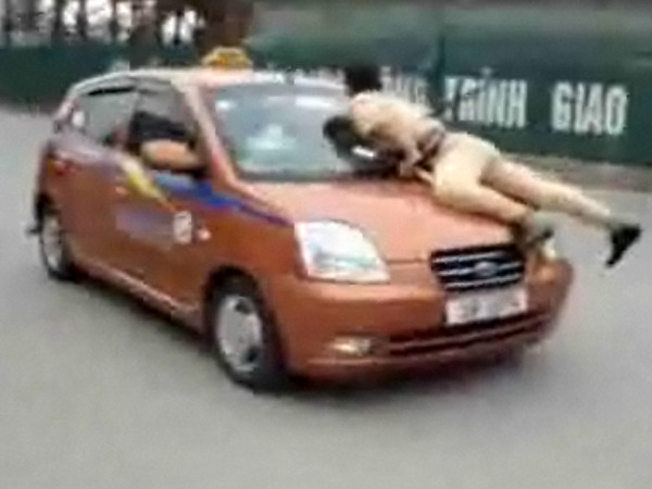 CSGT ôm nắp ca pô trên một đoàn đường dai