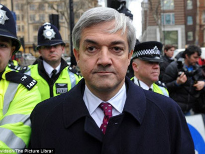 Ông Huhne được đưa ra xe tù