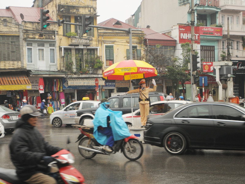 Trung tá Hoàng Thị Cẩm Vân – Đội CSGT số 1 (CATP Hà Nội) làm nhiệm vụ phân luồng giao thông tại ngã năm Cửa Nam - Điện Biên Phủ. Ảnh: Tuấn Nguyễn