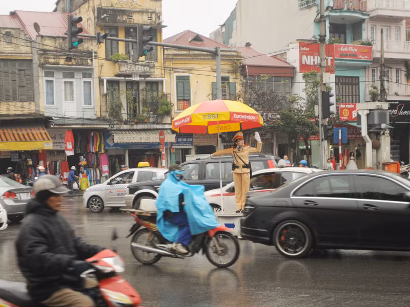 Trung tá Hoàng Thị Cẩm Vân – Đội CSGT số 1 (CATP Hà Nội) làm nhiệm vụ phân luồng giao thông tại ngã năm Cửa Nam - Điện Biên Phủ. Ảnh: Tuấn Nguyễn