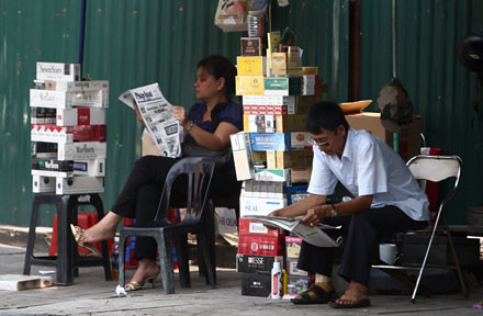 Không chỉ có thuốc lá trong nước, những quán bán thuốc ở phố Lượng Văn Can, Hàng Hành còn có cả thuốc nhập ngoại